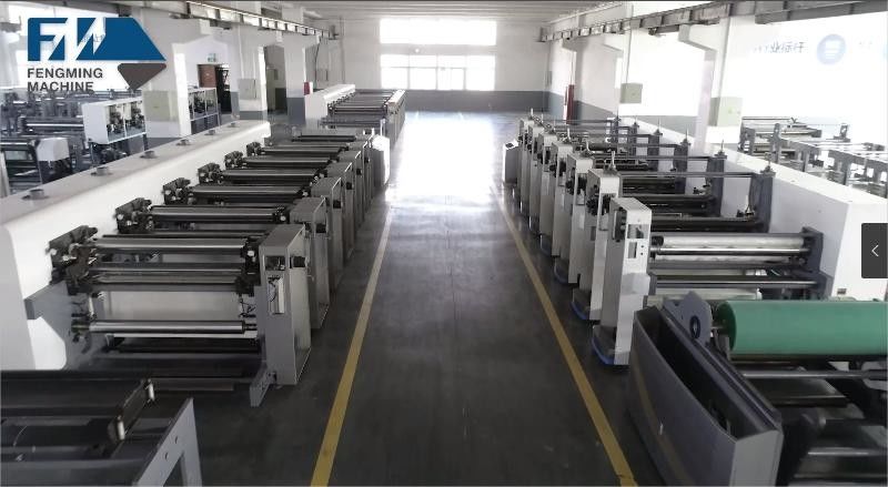 Otomatik yükleme ve boşaltma sistemi olan koltuk tipi flexo baskı makinesi